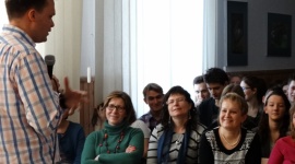 Szymon Hołownia o tym, co najważniejsze w życiu Dziecko, LIFESTYLE - O fundacji Kasisi, papieżu Franciszku i o tym, co ważne w życiu rozmawiali uczniowie Zespołu Szkół Społecznych STO z Szymonem Hołownią, absolwentem tej szkoły.