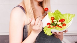 Smaczna ciąża Dziecko, LIFESTYLE - Dobrze skomponowane posiłki podczas ciąży, mają znacznie nie tylko dla prawidłowego rozwoju płodu, ale mogą mieć wpływ na późniejsze życie dziecka, np. poprzez zapobieganie występowania alergii pokarmowych. Na jakie produkty zatem powinniśmy zwrócić uwagę podczas zakupów?