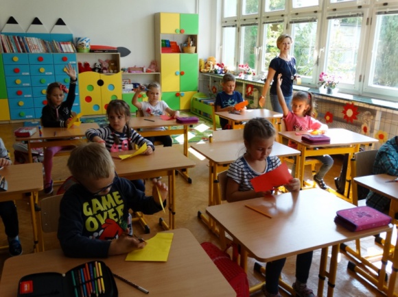 Programowanie od pierwszej klasy podstawówki Dziecko, LIFESTYLE - Pierwszaki ze Społecznej Szkoły Podstawowej nr 11 w Białymstoku uczą się programowania. Ale też gotują, grają w szachy i biorą udział w zajęciach interaktywnych w galeriach, teatrach i muzeach.