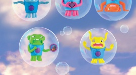 Bohaterowie nowego hitu kinowego już w McDonald’s®! Dziecko, LIFESTYLE - Do zestawów Happy Meal® zawitały nowe zabawki - paczka kosmitów, którzy chcą pokolorować świat dzieci! Na najmłodszych gości restauracji czeka 8 figurek postaci głównego bohatera z najnowszej produkcji DreamWorks, filmu animowanego „Dom”.