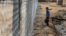 Irak: 3,6 mln dzieci jest narażonych na przemoc Dziecko, LIFESTYLE - Bagdad, Amman, 30 czerwca 2016 r. – 3,6 mln dzieci w Iraku (czyli 1 na 5 w tym kraju) jest narażonych na utratę zdrowia, życia, przemoc seksualną, porwanie i przymusowe wcielenie do grup zbrojnych. Według UNICEF liczba ta wzrosła o 1,3 mln w ciągu zaledwie 18 miesięcy.