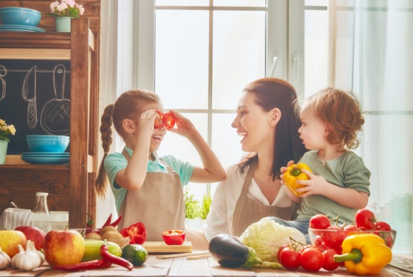 Kuchnia przyjazna dzieciom - jak zaangażować najmłodszych podczas gotowania? Dziecko, LIFESTYLE - Wspólne gotowanie, sprzątanie czy pomoc w innych domowych obowiązkach to sposób na spędzenie czasu z dziećmi.