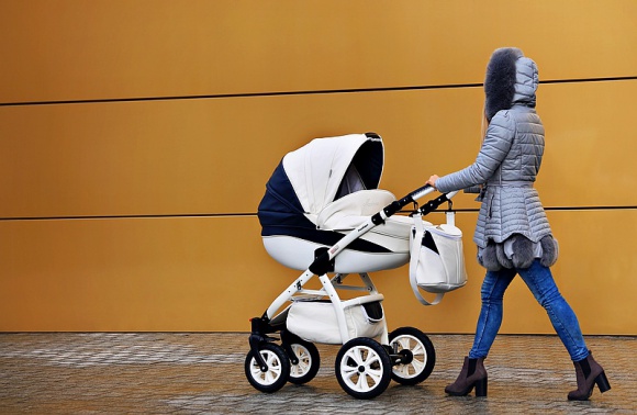 Mama wie lepiej: niebezpieczne potrząsanie dzieckiem – nie wolno tego robić! Dziecko, LIFESTYLE - Dziecko płacze, a Ty nie wytrzymujesz napięcia i energicznie potrząsasz malcem, krzycząc jednocześnie, aby się uspokoiło? Twój maluch ucisza się tylko wtedy, gdy mocno trzepiesz wózkiem – tak intensywnie, że sam/a