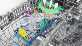 Nowa zmywarka Baby Care od Indesit Dziecko, LIFESTYLE - Narodziny dziecka są jednym z najpiękniejszych wydarzeń w życiu rodziny, ale jednocześnie nie da się zaprzeczyć, że przynoszą spore zmiany. Przy całej uwadze zwróconej na maluszka, zostaje znacznie mniej czasu na obowiązki domowe.