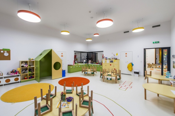Architektura i design przyjazne dla najmłodszych Dziecko, LIFESTYLE - Przyjazna przestrzeń dla najmłodszych sprawia, że z przyjemnością przychodzą do przedszkola i miło spędzają czas na zabawie z rówieśnikami. Nowoczesne placówki edukacyjne zapewniają dzieciom komfortowe warunki do rozwoju. Jakie są dla nich najnowsze rozwiązania budowlane?