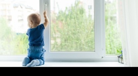 Z myślą o bezpieczeństwie najmłodszych Dziecko, LIFESTYLE - O tym, że pojawienie się na świecie dziecka potrafi przewartościować i przewrócić do góry nogami dotychczasowy świat prędzej czy później przekonują się wszyscy świeżo upieczeni rodzice.
