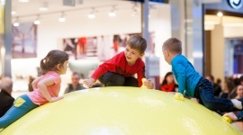 Port Łódź rozdaje uśmiechy dla najmłodszych Dziecko, LIFESTYLE - Port Łódź Junior świętuje Światowy Dzień Życzliwości i Pozdrowień. Z tej okazji w najbliższy weekend (25-26 listopada), w sali zabaw dzieci mogą wziąć udział w przygotowanych atrakcjach i konkursach.