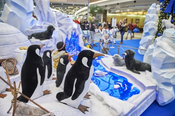 Port Łódź z lodową wyspą Dziecko, LIFESTYLE - Lodowa kraina – tak najlepiej można określić nową tegoroczną aranżację Atrium centrum handlowego Port Łódź, należącego do IKEA Centres. Organizacja świątecznej przestrzeni zaskakuje kreatywnością i harmonijną kompozycją.