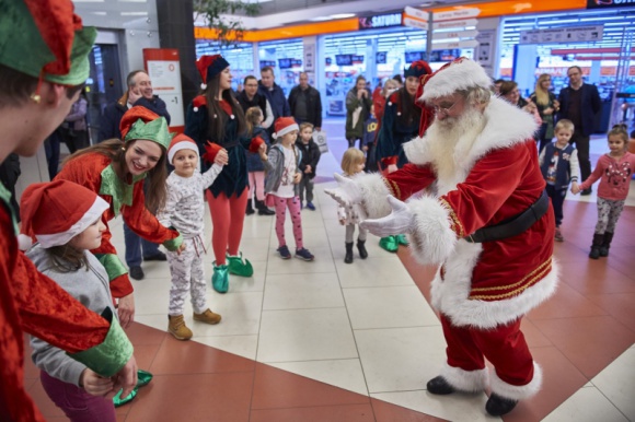 Spotkanie łódzkich Mikołajów w Porcie Łódź Dziecko, LIFESTYLE - Zbliża się jeden najpiękniejszych dni w roku – Boże Narodzenie. To też jedyny czas, kiedy Święty Mikołaj i jego liczni pomocnicy odwiedzają nasze domy by wręczyć dzieciom prezenty.