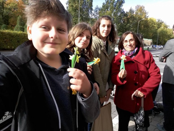 Szkolni wolontariusze w akcji „Pola nadziei” Dziecko, LIFESTYLE - Jesienią posadzili żonkile, a teraz wezmą udział w żonkilowej kweście na rzecz podopiecznych Domowego Hospicjum dla Dzieci. Wolontariusze z Zespołu Szkół Społecznych Fundacji Edukacji „Fabryczna 10” przyłączyli się do akcji „Pola nadziei”.