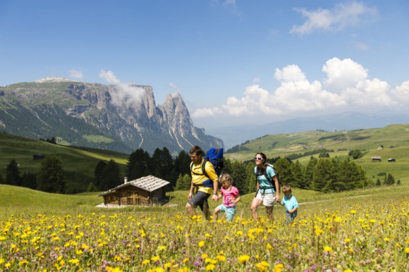 10 atrakcji w Dolomitach, których dziecko nie zapomni! Dziecko, LIFESTYLE - Wszystkich cieszą wakacje, jednak dla rodziców oprócz przyjemności oznacza to wyzwanie – gdzie tym razem pojechać z dzieciakami. Znowu na plażę albo na działkę? A może wysłać na obóz czy kolonie? Jeśli jednak w planie jest rodzinny wyjazd, to może w góry?