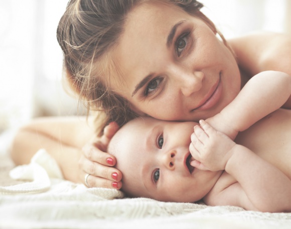 Przewodnik karmienia piersią dla mam – wskazówki położnej Dziecko, LIFESTYLE - Czy nauka karmienia piersią jest niezbędna? Czy młoda mama instynktownie będzie wiedziała, jak to robić? Oto miniporadnik – przygotowany przez eksperta bebiprogram.pl Agnieszkę Kacalak, położną – w którym poznasz prawidłowe techniki karmienia.