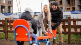 Rodzice na swoim – 5 istotnych elementów infrastruktury osiedlowej Dziecko, LIFESTYLE - Rodzice małych dzieci, lub osoby planujące powiększenie rodziny, powinny zwrócić szczególną uwagę na to, jak wygląda otoczenie bloku i jakie udogodnienia oferuje im deweloper.