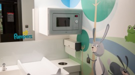 Otwarcie pierwszego w tym formacie pokoju dla rodziców z dziećmi. Dziecko, LIFESTYLE - PKN ORLEN we współpracy z Pampers stworzyły przestrzeń zapewniającą komfortowy odpoczynek dla osób podróżujących z dziećmi. Wraz z otwarciem stacji ORLEN Drive został oddany pierwszy pokój dla rodziców w nowym formacie na stacji MOP w Michałowicach.