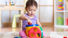 Rola DHA w żywieniu niemowląt i małych dzieci Dziecko, LIFESTYLE - Niektóre tłuszcze są niezbędne w diecie każdego człowieka, szczególnie najmłodszych. Poznaj dobry tłuszcz – DHA, czyli kwas dokozaheksaenowy. Nowa receptura NAN OPTIPRO® Plus 2 HM-O i NAN OPTIPRO® 2 zawiera większą*** ilość DHA*.