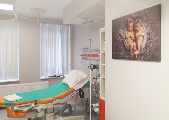 W szpitalach i szkołach rodzenia zawisły artystyczne zdjęcia noworodków Dziecko, LIFESTYLE - Niecodzienne zdjęcia noworodków można podziwiać w kilku szpitalach, przychodniach oraz szkołach rodzenia w Białymstoku, Bielsku Podlaskim, Sokółce oraz Ełku. Obrazy nie tylko ocieplają wygląd wnętrz. Przynoszą także dużo radości - zarówno pacjentom, jak i personelowi.