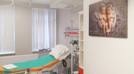 W szpitalach i szkołach rodzenia zawisły artystyczne zdjęcia noworodków