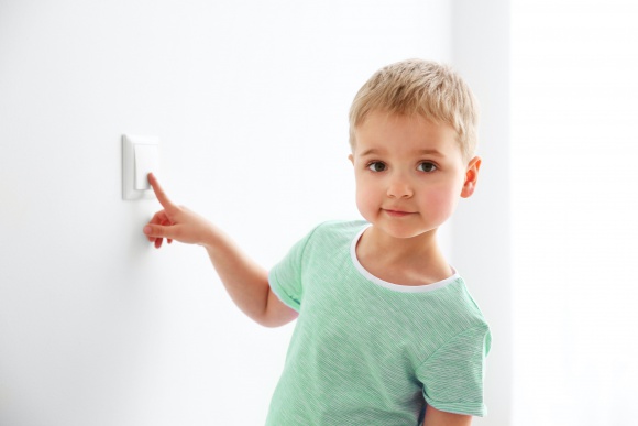 5 sposobów na oszczędzanie wody i energii Dziecko, LIFESTYLE - Pstryk i świeci się światło. Odkręcamy kran i możemy wziąć prysznic. Nie zastanawiamy się jednak zwykle skąd płynie prąd czy jak trafia do nas woda. Korzystamy z nich, traktując je jako coś naturalnego, a przede wszystkim niewyczerpywalnego. Niestety tak nie jest.