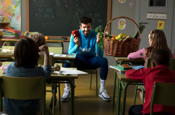 Polskie dzieci wiedzą więcej o piłce nożnej, niż o zdrowym odżywianiu Dziecko, LIFESTYLE - Polskie dzieci wiedzą o wiele więcej na temat piłki nożnej, niż na temat zdrowego odżywiania. Tylko jedno dziecko na pięć wie, ile powinno codziennie jeść warzyw i owoców.
