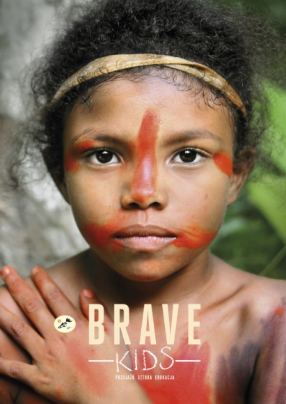 Trzy wymiary autentyczności. Poznaj twarz Brave Kids 2019 Dziecko, LIFESTYLE - Zdjęcie przedstawia dziewczynkę z Amazonii. – Od razu nas zachwyciła, ma w sobie coś, co łączy wszystkie Brave Kids – mówi Grzegorz Bral, dyrektor i jeden z pomysłodawców tego niezwykłego projektu artystyczno-edukacyjnego.
