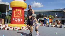 Czas na wrotki! Port Łódź zaprasza na Patio! Dziecko, LIFESTYLE - Wakacje zobowiązują! Latem warto dać sobie czas na pofolgowanie i zabawę, szczególnie w tak piękną słoneczną pogodę! Na Patio Portu Łódź w pobliżu urokliwej fontanny przez całe wakacje funkcjonuje bezpłatna wrotkarnia „pod chmurką”.