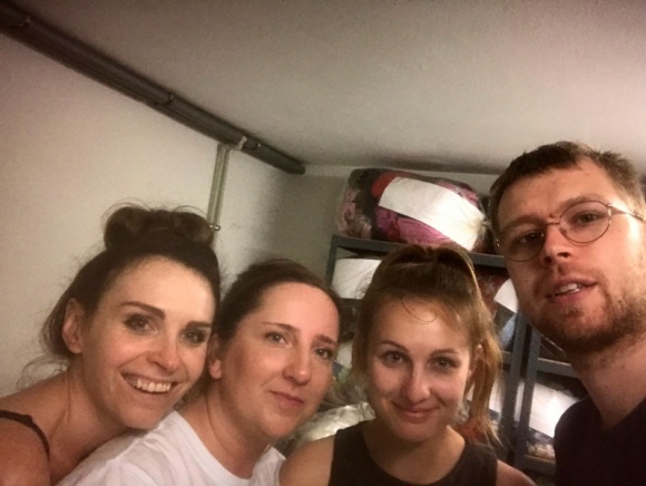 Wolontariusze w domu samotnej matki Dziecko, LIFESTYLE - Dzięki życzliwym ludziom powstają ośrodki, gdzie kobiety w trudnej sytuacji życiowej mogą zamieszkać i otrzymać profesjonalne wsparcie. Jednym z nich jest Diecezjalny Dom Matki i Dziecka Caritas w Sosnowcu, w którym niedawno pojawiło się kilkoro wolontariuszy z Ikano Banku.