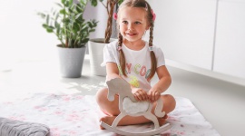 Modne i praktyczne dodatki dla maluszka Dziecko, LIFESTYLE - Modne wzory często przemijają, jednak niektóre są ponadczasowe. Są też takie, które wywołują w nas cudowne wspomnienia, które kojarzą się nam z własnym dzieciństwem.