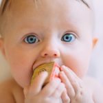Jak zachęcić niemowlę do poznawania różnorodnych smaków?