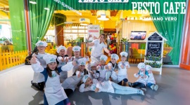 PESTO CAFÉ – nowa, prawdziwie włoska rodzinna restauracja Dziecko, LIFESTYLE - Kiedy dzieci są szczęśliwe, ich rodzice też są szczęśliwi - taka jest główna zasada PESTO CAFE. Nowa rodzinna restauracja na warszawskich Młocinach to miejsce stworzone w myślą o wspólnych wyjściach i pysznym jedzeniu.