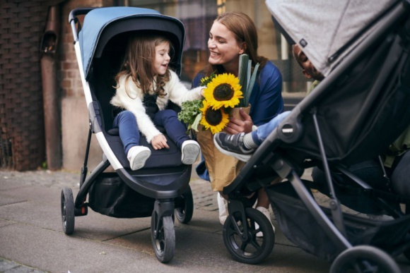 Thule prezentuje nowy miejski wózek dziecięcy – Thule Spring Dziecko, LIFESTYLE - Łatwo się prowadzi, łatwo się składa i łatwo dopasowuje do potrzeb rodziców i dziecka – taki właśnie jest najnowszy trójkołowy dziecięcy wózek Thule Spring, z którym odkrywanie świata i przemierzanie miejskich zakamarków będzie jeszcze wygodniejsze.