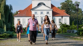 Dlaczego warto spędzić rodzinne wakacje z angielskim w Polsce? Dziecko, LIFESTYLE - Koronawirus sprawił, że Polacy zaczęli intensywnie szukać ciekawych miejsc na wakacje w kraju. O wyborze kierunku decyduje teraz przede wszystkim bezpieczeństwo, ale i wybór atrakcji, szczególnie jeśli wybieramy się na wczasy z dziećmi.