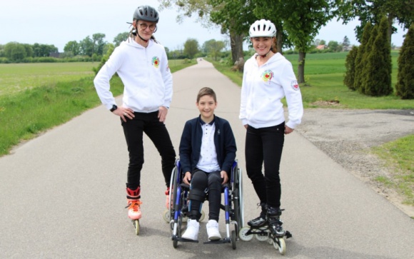 Na ratunek chłopcu, który nie czuje bólu. 27 maratonów na rolkach w 27 dni Dziecko, LIFESTYLE - Dwójka rolkarzy - rekordzistów Polski, Agata i Wojtek Miszewscy z Oleśnicy, podejmuje kolejne, charytatywne wyzwanie. Codziennie od 1 do 27 czerwca pokonują na rolkach dystans maratonu. Żeby zebrać pieniądze na operację 12-letniego Krystiana. Chłopca, który nie czuje bólu.