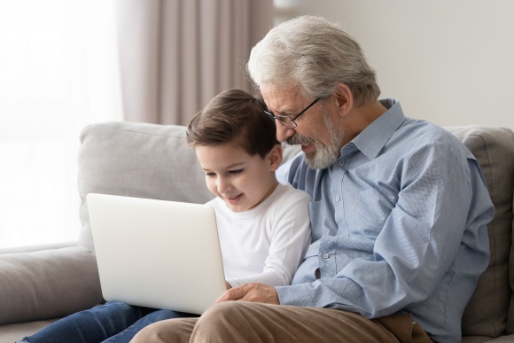 Międzypokoleniowa nauka angielskiego przez internet Dziecko, LIFESTYLE - Z badania przeprowadzonego przez IQS na zlecenie Tutlo wynika, że internetowe kursy językowe zdobywają kolejnych zwolenników, także wśród najmłodszych i najstarszych grup wiekowych.