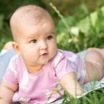 Jak ubrać niemowlaka latem? Bezpieczne i wygodne ubranka Endo na każdą pogodę.