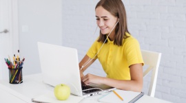 7 zalet zdalnego nauczania języków obcych dzieci i młodzieży Dziecko, LIFESTYLE - Po pół roku pandemii okazuje się, że nauczanie zdalne jest tak samo efektywne jak stacjonarne, a zalet nauki on-line w oczach uczniów jest więcej niż wad.
