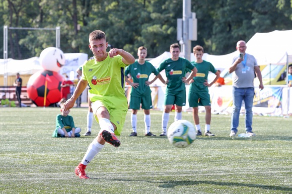 Biedronka oklaskuje nowych Mistrzów Polski w Piłce Nożnej Dziecko, LIFESTYLE - W deszczu konfetti i rytmie „We are the champions” mistrzowski puchar – nie kryjąc krzyku radości i łez wzruszenia – wznieśli młodzi zawodnicy z Kołaczkowa.