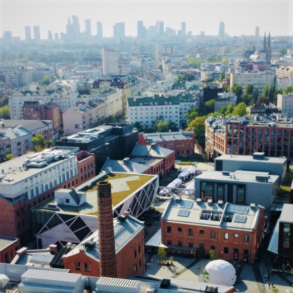 Rozpoczęła się pełna atrakcji Artystyczna Jesień w warszawskim Koneserze Dziecko, LIFESTYLE - W warszawskim Centrum Praskim Koneser trwa cykl wydarzeń pod hasłem Artystyczna Jesień. Do połowy grudnia codziennie można wziąć udział w kilkuset bezpłatnych i rozwijających pasje atrakcjach, przeznaczonych dla dzieci, młodzieży i dorosłych.